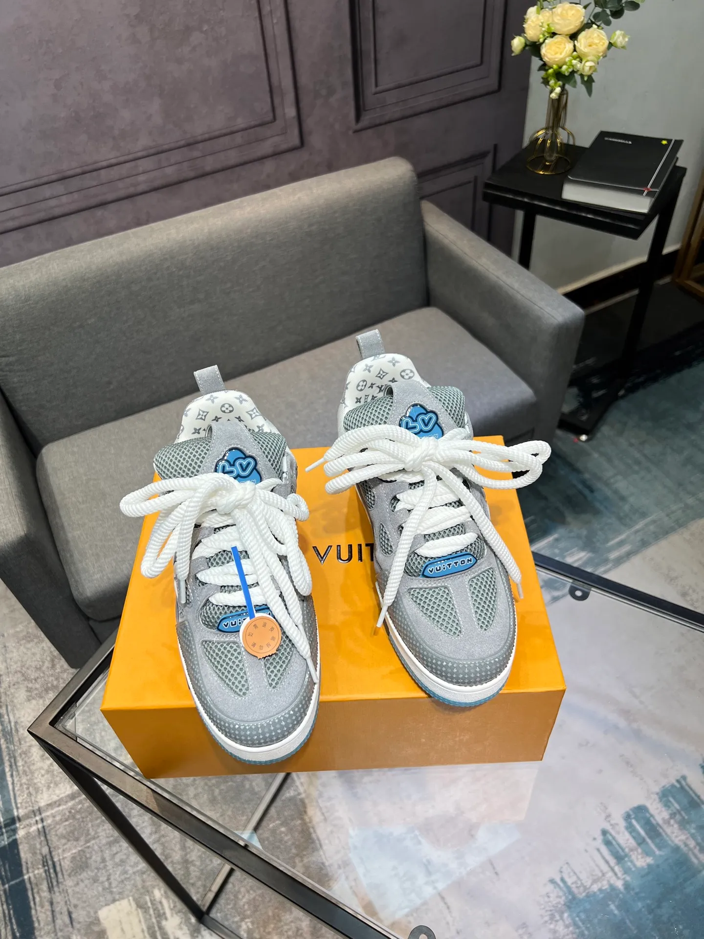 Men's men's shoes💰800 LV top version new style purchasing quality LV~Louis Vuitton LV TRAINER's best-looking sneakers, donkey brand strongly promotes new products, official website limited edition retro basketball sneakers! Both high-top and low-top models spent money to purchase 1:1 accurate reproductions of the originals. The details are invincible and full of sincerity. The imported custom-made original cowhide leather is the same as the original package. The details are 100% restored. The private model customizes the original one-piece TPU outsole. It is different from other brands. Without the original version, this effect cannot be achieved!                Men's and women's models 35-40 39-45 (46 is custom-made and cannot be returned or exchanged)